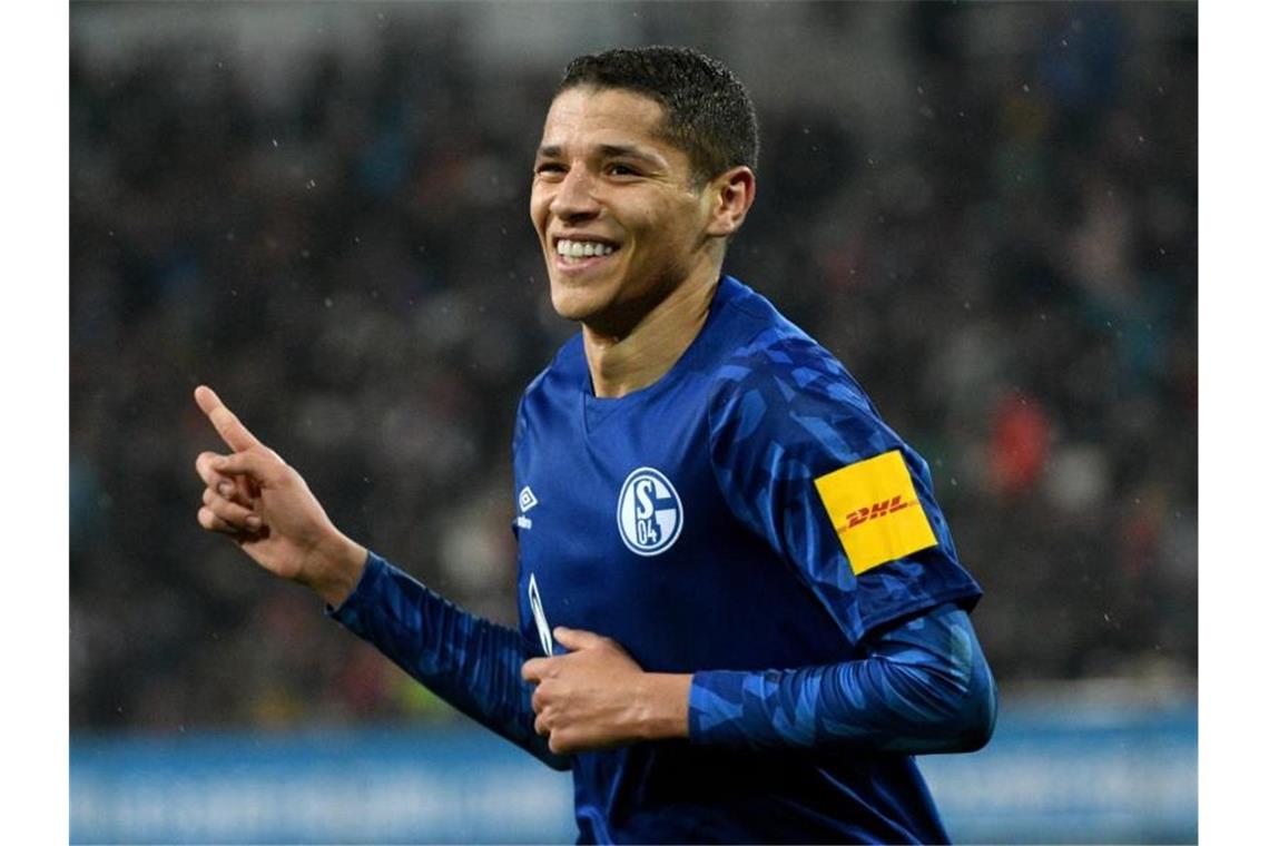 Hat seinen Vertrag auf Schalke verlängert: Amine Harit jubelt. Foto: Stefan Puchner/dpa