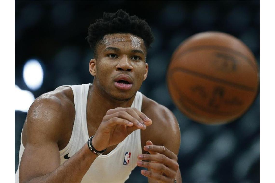 Hat seinen Vertrag bei den Milwaukee Bucks langfristig verlängert: Giannis Antetokounmpo. Foto: Michael Dwyer/AP/dpa