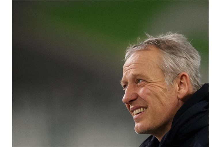 Hat seinen Vertrag beim SC Freiburg erneut verlängert: Trainer Christian Streich. Foto: Swen Pförtner/dpa