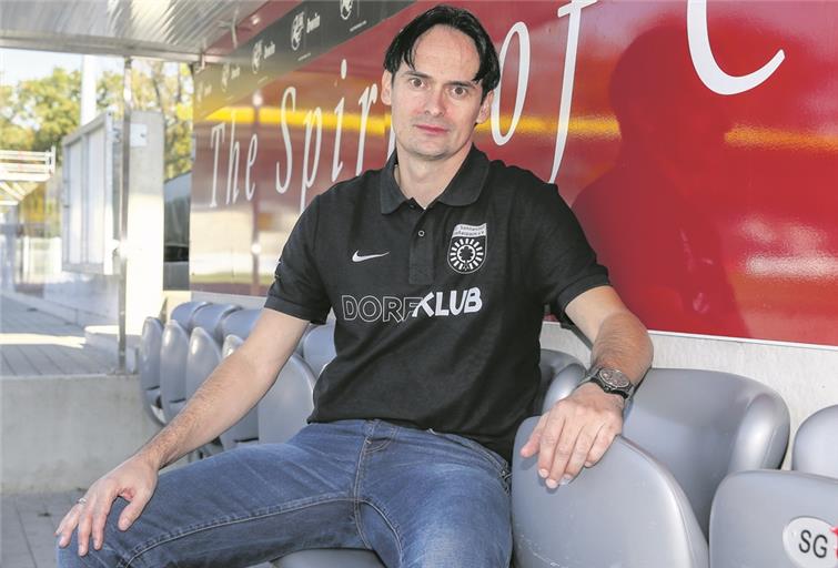 Hat seit gestern beim abstiegsgefährdeten Drittligisten aus dem Fautenhau auf der Trainerbank das Sagen: Florian Schnorrenberg. Foto: A. Becher
