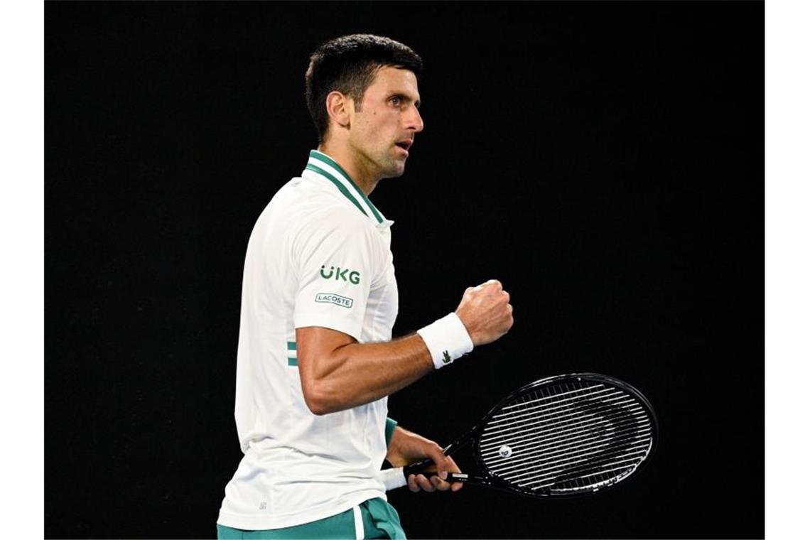 Djokovic gewinnt zum neunten Mal die Australian Open Hat sich auch im Finale der Australian Open klar durchgesetzt: Der Serbe Novak Djokovic ballt die Faust. Foto: Dean Lewins/AAP/dpa