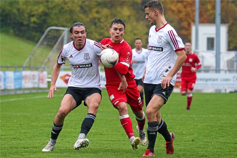 Hat sich nach langer Verletzungspause zurückgekämpft: Niklas Pollex (Mitte). Gegen Freiburg feierte er sein Startelfdebüt. Foto: A. Becher