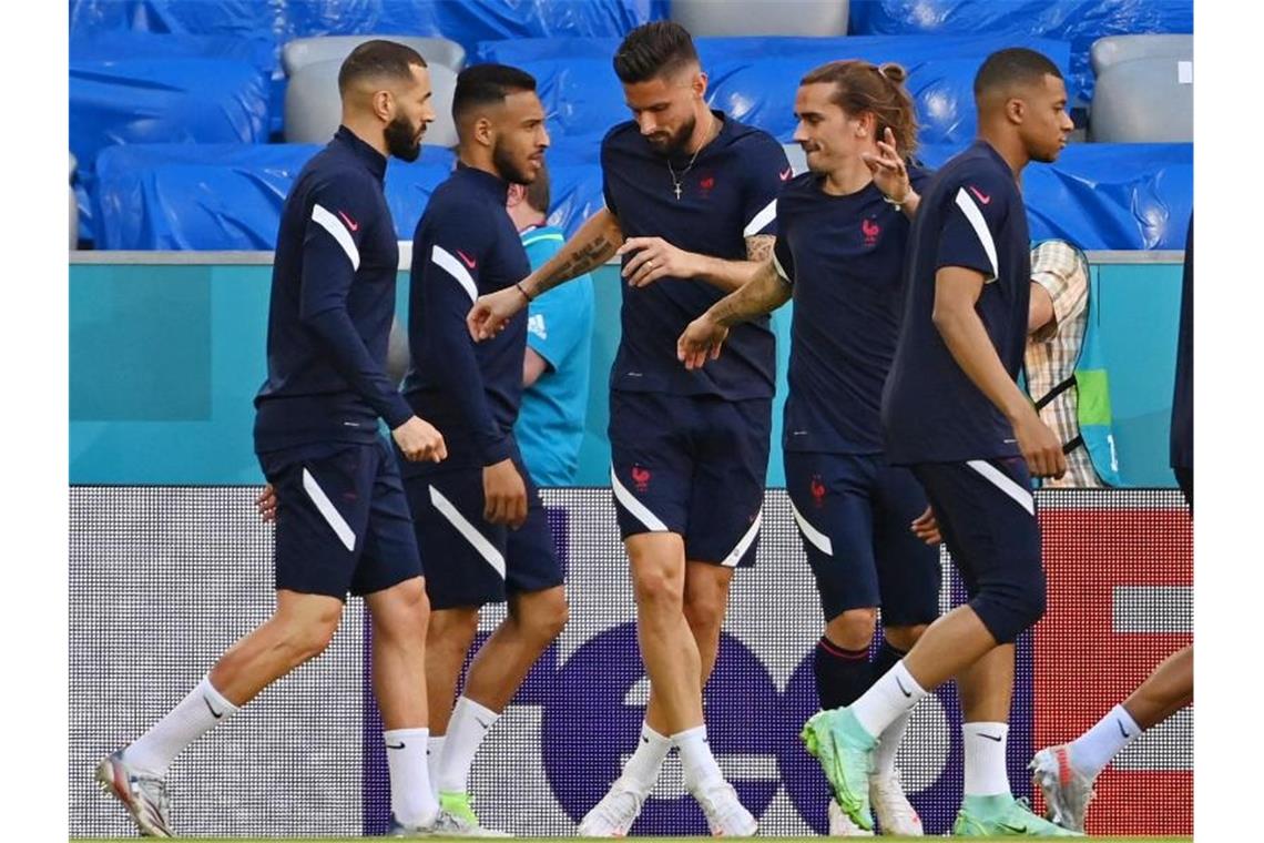 Hat sich noch nicht gefunden bei der EM: Frankreichs Sturm-Trio Karim Benzema (l) Antoine Griezmann (M) und Kylian Mbappe (r). Foto: Federico Gambarini/dpa