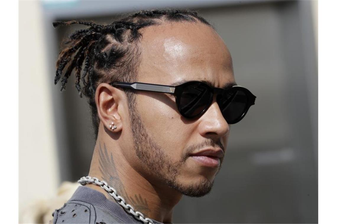 Hat sich zu Gesprächen mit Fiat-Präsident John Elkann getroffen: F1-Weltmeister Lewis Hamilton. Foto: Luca Bruno/AP/dpa