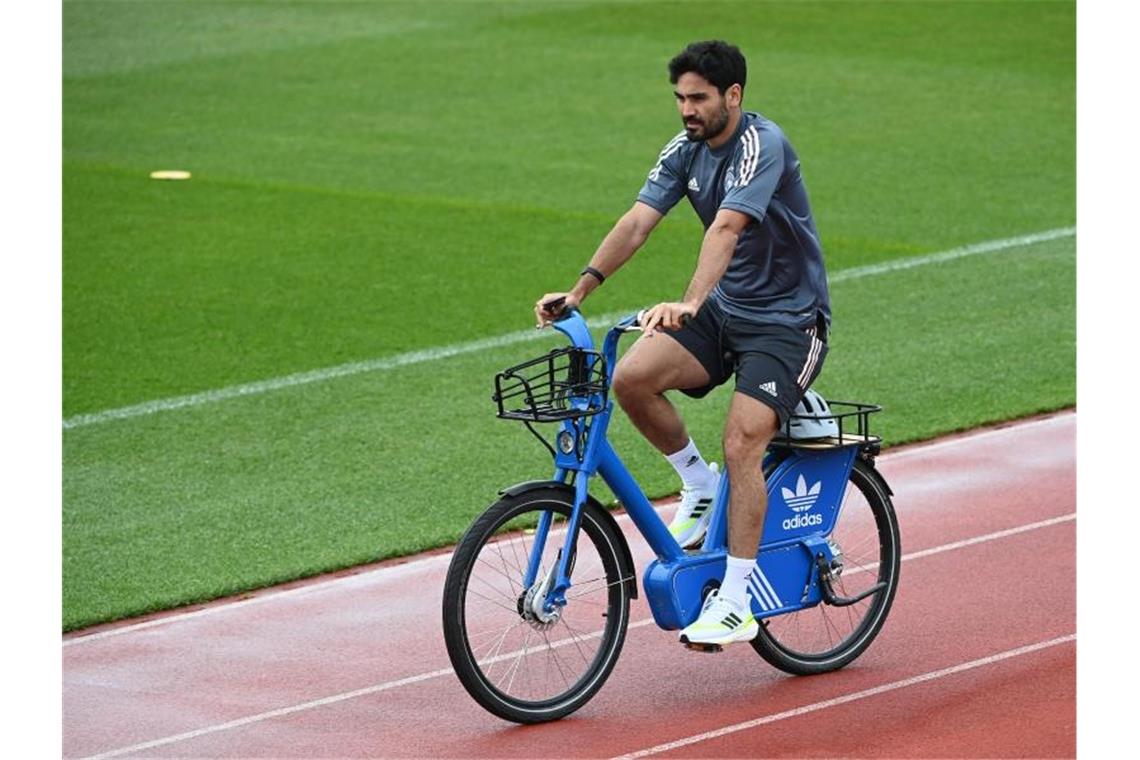 Löws Devise für Wembley: „Cool bleiben und gewinnen“ Hat wieder das Training mit dem DFB-Team aufgenommen: Ilkay Gündogan. Foto: Federico Gambarini/dpa