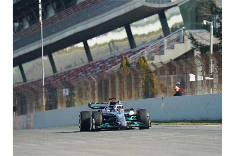 Hat zum Abschluss des ersten dreitägigen Testfahrten-Blocks die schnellste Runde gedreht: Lewis Hamilton. Foto: Hasan Bratic/dpa