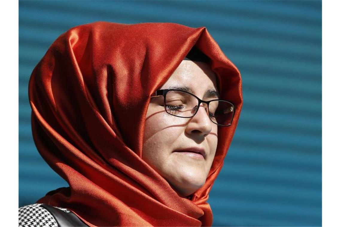 Hatice Cengiz, Verlobte des getöteten saudischen Journalisten Jamal Kashoggi, während einer Gedenkfeier. Foto: Lefteris Pitarakis/AP/dpa