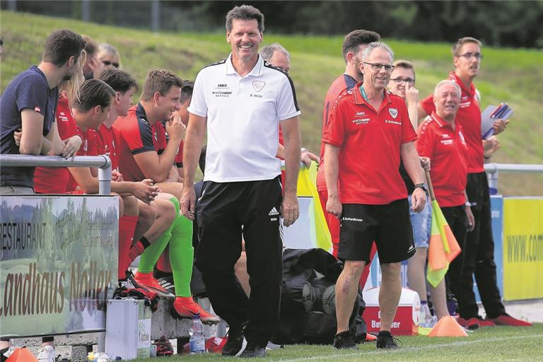 Hatte allen Grund zum Strahlen: Allmersbachs Trainer Martin Weller (weißes Shirt). Mit dem 6:2-Heimsieg gegen den KTSV Hößlinswart stürmte Allmersbach zurück an die Spitze der Bezirksliga, nachdem sich der SVA zuletzt in Korb seine erste Saisonniederlage eingehandelt hatte. Foto: A. Becher