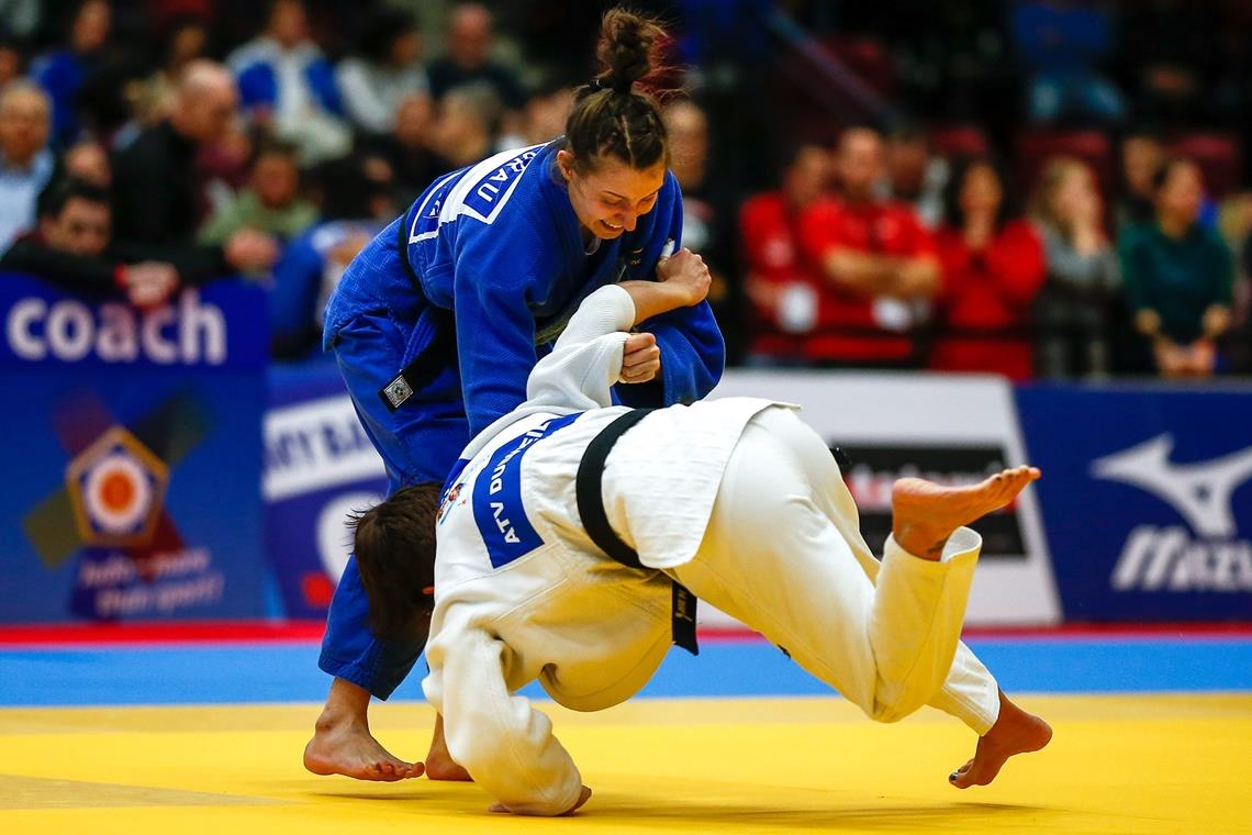 Helena Grau gelingt der ganz große Wurf Hatte bei der deutschen Meisterschaft in Stuttgart alle Gegnerinnen im Griff: Helena Grau (stehend). Die junge Backnangerin sicherte sich in Abwesenheit ihrer TSG-Kollegin und gleichzeitigen Titelverteidigerin Katharina Menz im Leichtgewicht die Goldmedaille. Foto: A. Becher