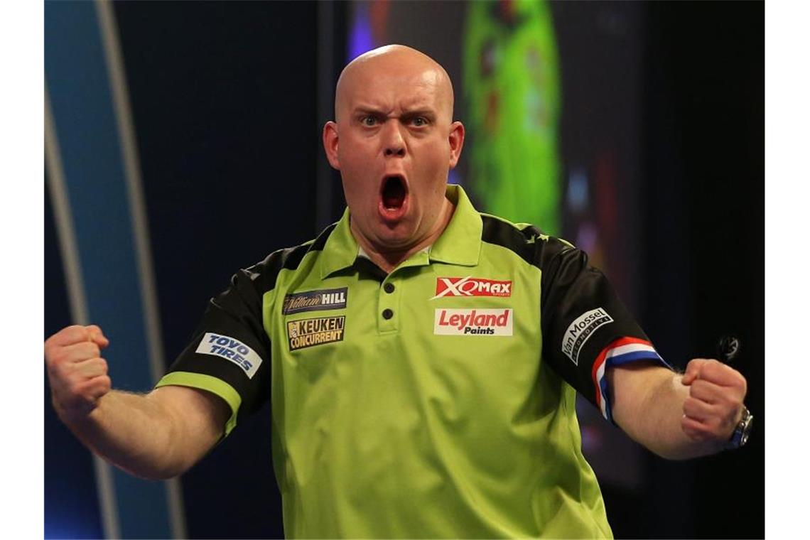 Hatte beim Darts-WM-Auftakt seine Mühe: Titelverteidiger Michael van Gerwen. Foto: Steven Paston/PA Wire/dpa