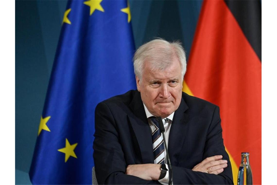 Einreisesperre für Corona-Mutationsgebiete ab Samstag Hatte die neuen Einreiseregeln bereits angekündigt: Bundesinnenminister Horst Seehofer. Foto: John Macdougall/AFP/dpa