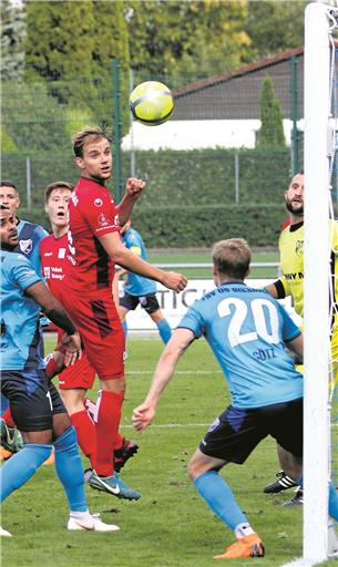 Hatte die TSG-Führung auf dem Kopf, scheiterte aber noch an dem auf der Bissinger Torlinie lauernden Alexander Götz: Backnangs Angreifer Daniel Lang. Foto: A. Hornauer