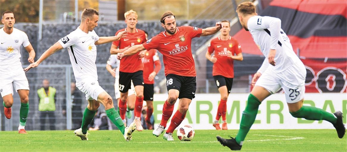 Hatte immer wieder eine gute Idee auf Lager, wie er seinen Münsteraner Gegenspielern entkommen konnte: Großaspachs Doppel-Torschütze Timo Röttger (am Ball). Foto: T. Sellmaier