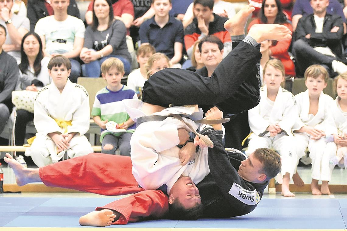 Hatte in Bad Homburg alle seine Gegner sicher im Griff: Guido Kramer (schwarze Jacke). Die TSG siegte 8:6 und bleibt damit Erster. Foto: T. Sellmaier