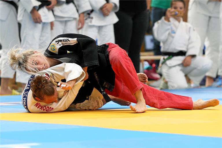 Hatte in Bottrop alles im Griff: Andrea Stojadinov (oben). Die Leichtgewichts-Europameisterin aus Serbien war für Backnang einmal mehr eine fleißige Punktesammlerin. Foto: Alexander Becher