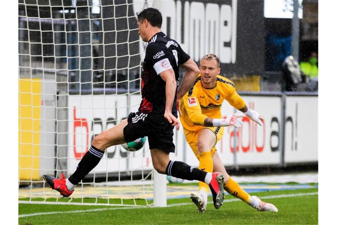 Lewandowski zieht mit Müller gleich: Folgt Tor Nr. 41? Hatte in Freiburg seinen 41. Saisontreffer bereits auf dem Fuß: Bayern-Torjäger Robert Lewandowski (l). Foto: Tom Weller/dpa