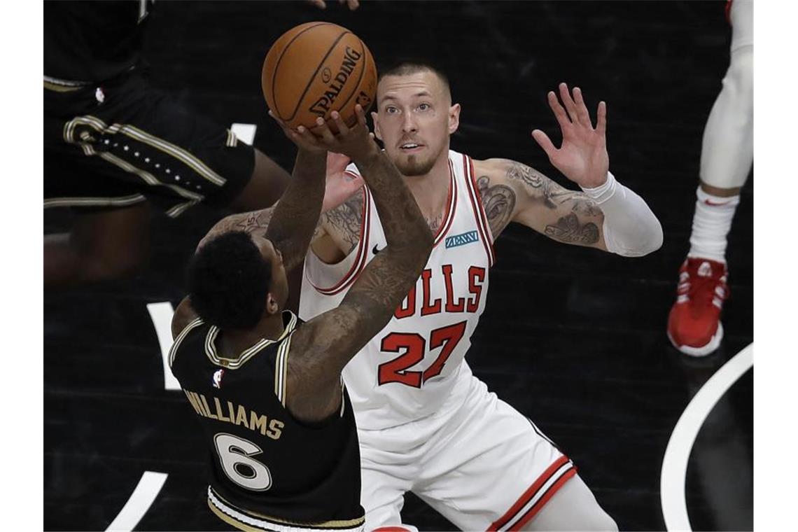 Theis verliert mit den Bulls - Tatum wirft 53 Punkte Hatte mit den Chicago Bulls gegen Lou Williams und die Atlanta Hawks das Nachsehen: Daniel Theis (r). Foto: Ben Margot/FR171782 AP/dpa