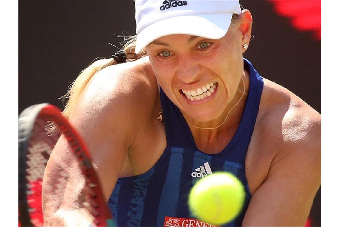 Hatte mit ihrer Auftaktgegnerin keine Probleme: Angelique Kerber spielt eine Rückhand. Foto: Wolfgang Kumm/dpa