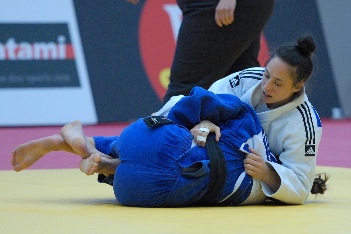 Judokas der TSG Backnang sind historisch stark Hatte noch einmal alles im Griff: Katharina Menz, die das Backnanger Finale gegen Helena Grau knapp gewann. Foto: Christoph Nesper