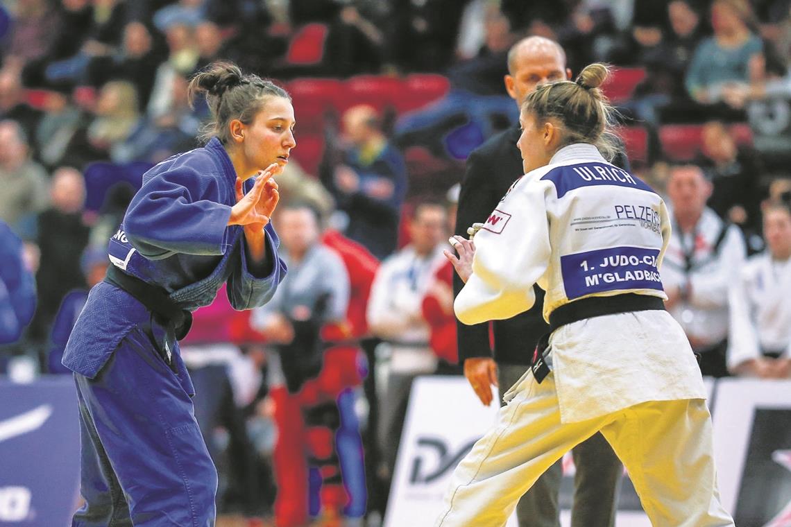 Menz erweitert ihre Titelsammlung Hatte nur gegen die spätere Silbermedaillengewinnerin Mira Ulrich das Nachsehen: Helena Grau (blauer Anzug). Das TSG-Talent landete hinter Menz und Ulrich auf dem starken dritten Platz.