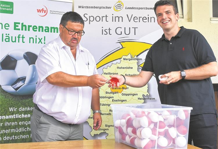 Hatte sichtlich Spaß am Tun: Rudersbergs Bürgermeister Raimon Ahrens (rechts). Er hätte sich die Arbeit mit Pokalspielleiter Jochen Seiler allerdings schenken können, muss die Auslosung doch kommenden Freitag wiederholt werden. Drei Vereine fehlten in der Losbox.Foto: T. Sellmaier