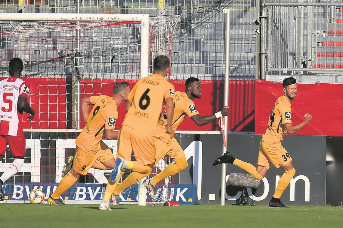 Hatten allen Grund zum Jubeln: Nico Jüllich (rechts) und die SG. 3:0 gewann die SG Sonnenhof bei den Würzburger Kickers und sicherte sich im dritten Spiel den ersten Saisonsieg. Foto: A. Becher