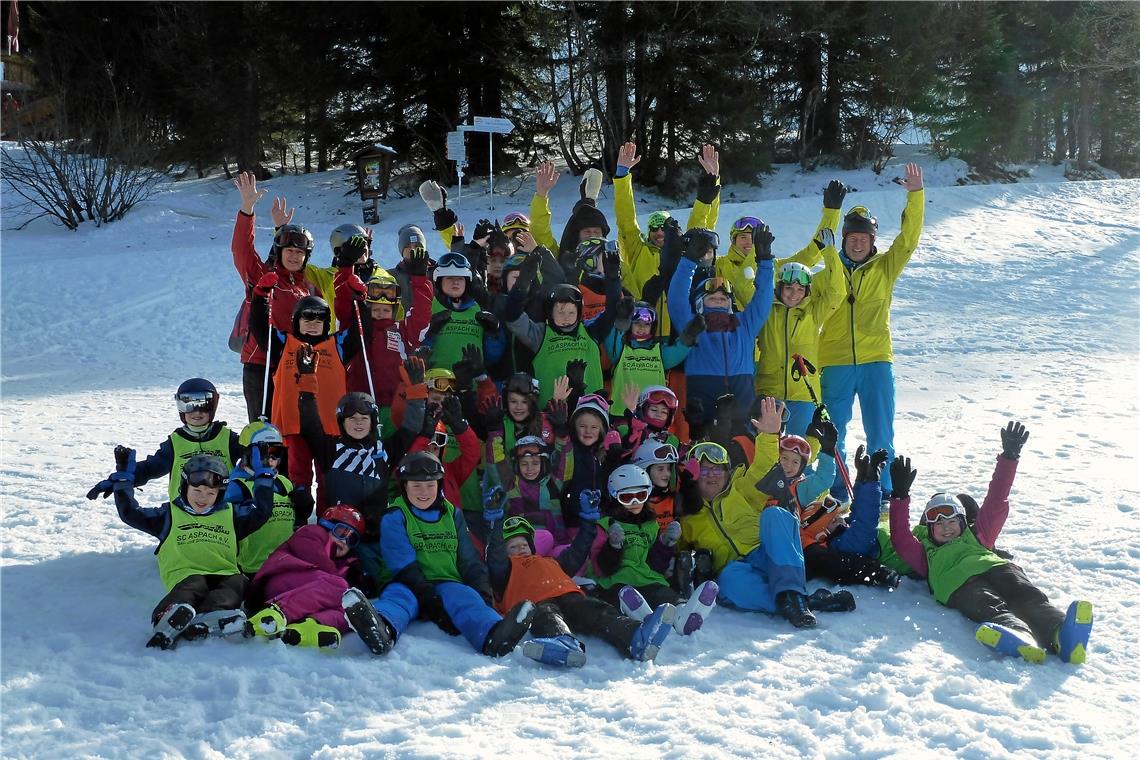 Beim Rektor offene Türen eingerannt Hatten Ende Januar viel Spaß beim Training am Söllereck: Die Kinder der Conrad-Weiser-Schule und die Skilehrer vom Skiclub Aspach. Foto: privat