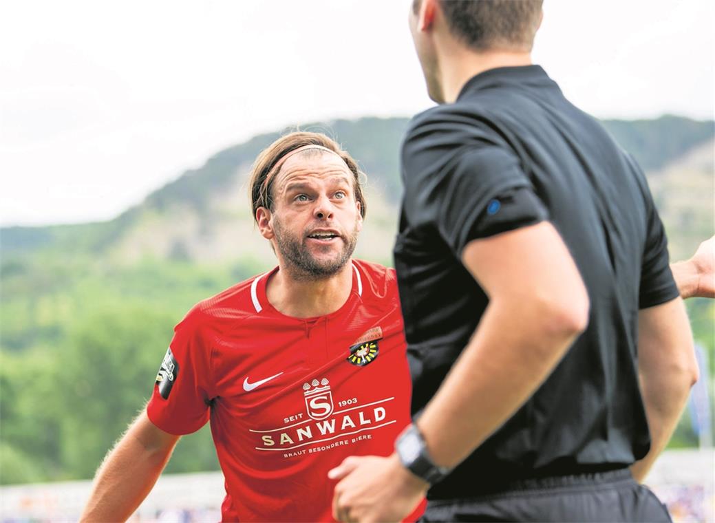 Hatten in Jena mehrfach viel Gesprächsbedarf mit einem Mitglied des Schiedsrichtertrios: SG-Kapitän Timo Röttger und seine Mitstreiter.Foto: Imago