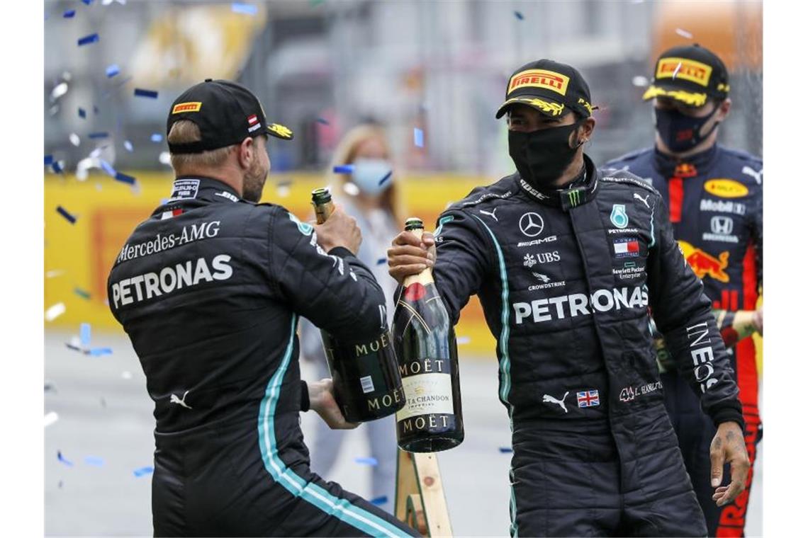 Die Lehren aus dem Großen Preis der Steiermark Hatten in Spielberg erneut Grund zum Feiern: Lewis Hamilton (r) und sein Mercedes-Teamkollege Valtteri Bottas. Foto: Leonhard Foeger/Pool Reuters/AP/dpa