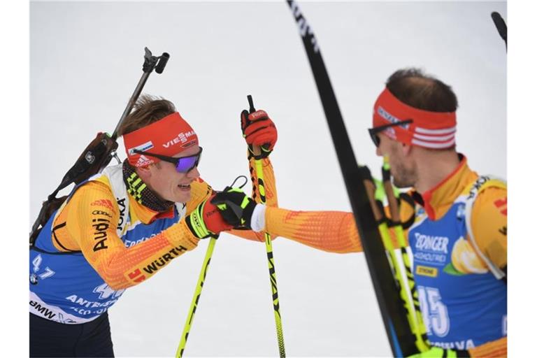 Hatten mit den vorderen Plätzen nichts zu tun: Benedikt Doll (l) und Titelverteidiger Arnd Peiffer.. Foto: Hendrik Schmidt/dpa