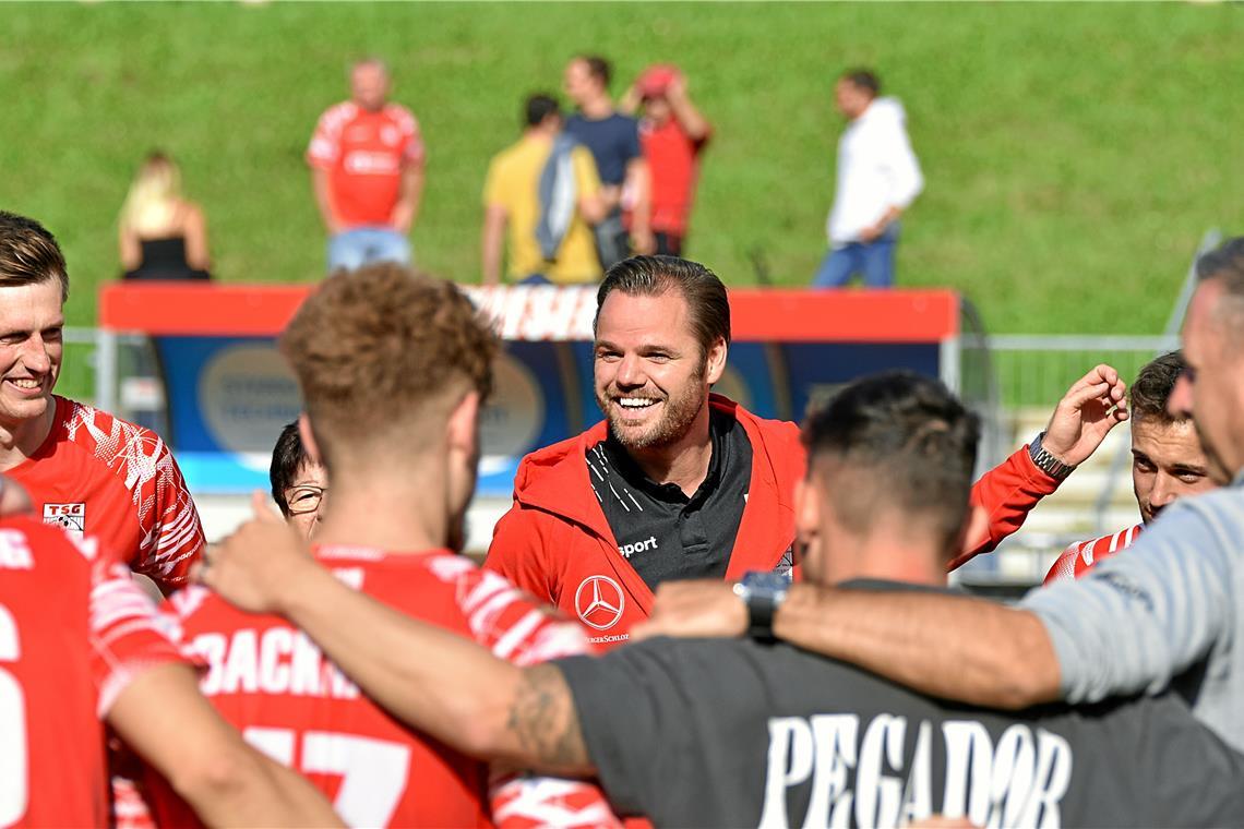 Fußballer der TSG Backnang können’s auch daheim Hatten nach dem ersten Sieg im eigenen Stadion in dieser Saison allen Grund zur Freude: Trainer Mario Klotz (Mitte) und die Fußballer der TSG Backnang. Foto: Tobias Sellmaier