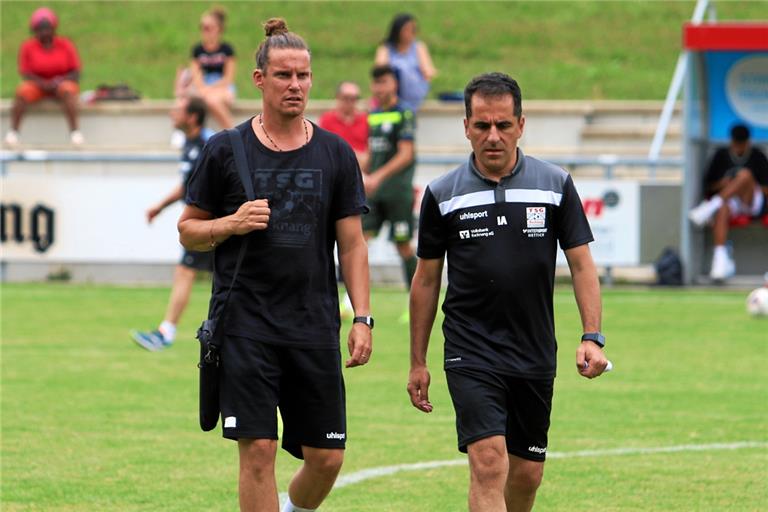 Hatten nach der schlechten Leistung viel zu besprechen: Coach David Pfeiffer (links) und Co-Trainer Isaak Avramidis. Nach dem 0:4 waren sie entsprechend bedient. Foto: Alexander Hornauer