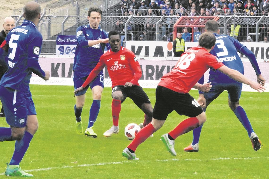 Hatten oft gute Ansätze, fanden aber viel zu spät den Weg ins Tor: Die SG-Fußballer um Makana Baku (am Ball) und Timo Röttger. Foto: T. Sellmaier