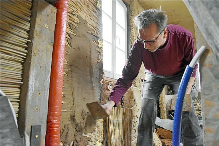 Hauk-Ulrich Bayer baut im Obergeschoss seines Hauses derzeit eine Wohnung aus und verwendet als Dämmstoff vor allem Schilfrohrmatten, auf die er Lehm aufträgt. Darüber hinaus verbaut er eine Wandheizung. Fotos: Tobias Sellmaier