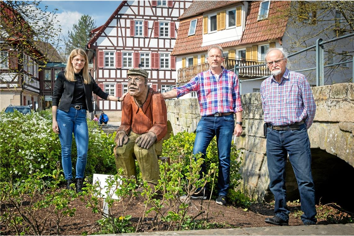 Hauptamtsleiterin Madelaine Fischer (von links), Carsten Gehring und Werner Drautz vom Skulpturkreis Weissach im Tal mit „Pascal“. Foto: A. Becher