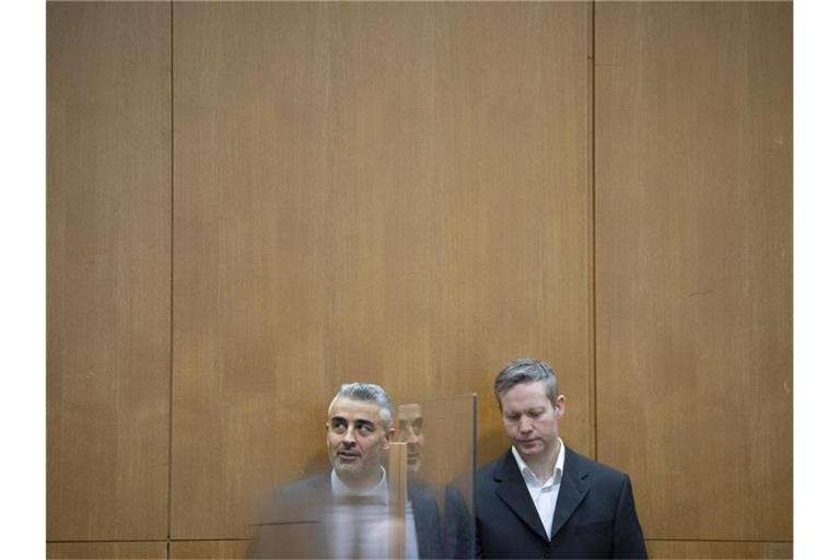 Hauptangeklagter ist der 47 Jahre alte Deutsche Stephan Ernst (r) aus Kassel. Foto: Boris Roessler/dpa-Pool/dpa