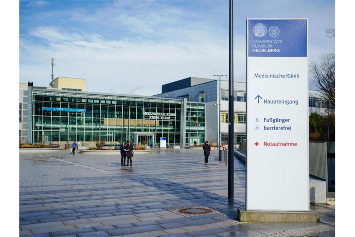 Haupteingang der Medizinischen Klinik des Universitätsklinikums Heidelberg. Foto: Uwe Anspach/dpa/Archivbild