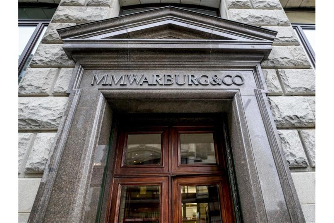 Warburg-Bank begleicht Cum-Ex-Steuerforderungen Haupteingang des Bankhauses M.M.Warburg & CO in Hamburgs Innenstadt. Foto: Axel Heimken/dpa