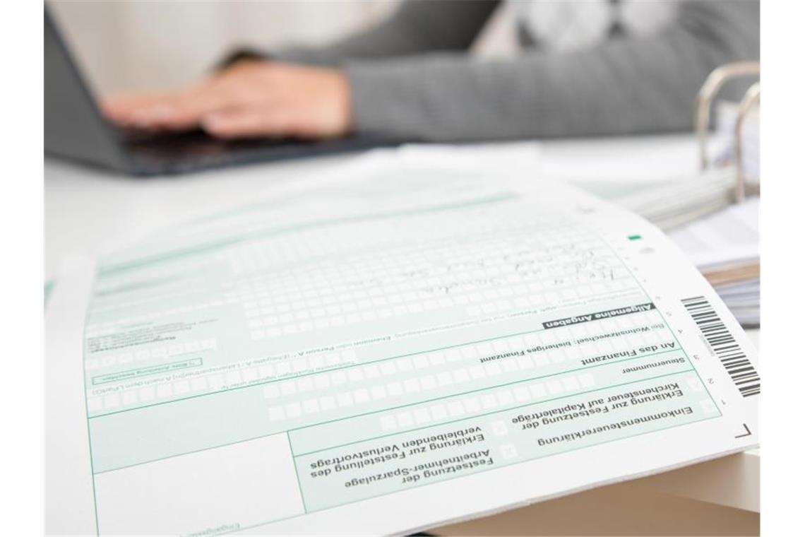 Hauptgrund für den Anstieg sind die nach wie vor robusten Einnahmen bei der Einkommen- und Umsatzsteuer. Foto: Christin Klose/dpa-tmn/dpa/Illustration