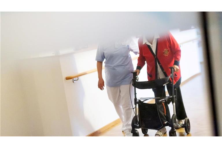 Hauptproblem den kommenden Jahren ist laut Pflegereport: Immer mehr Ältere brauchen pflegerische Unterstützung.