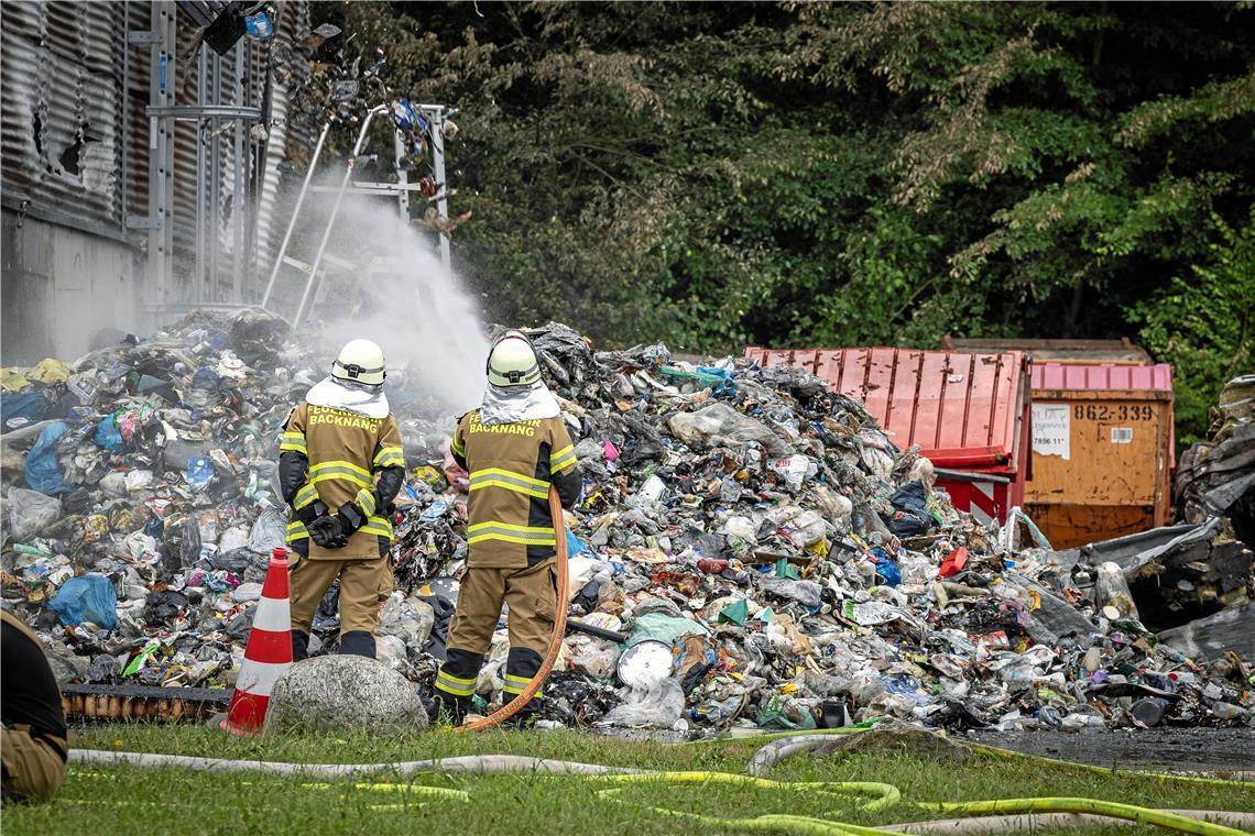 Hauptsächlich Altpapier und Plastik sind in Brand geraten.