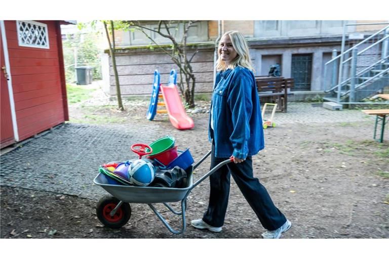 Haus der Familie in Göppingen: Nina Tom bereitet im Garten der Villa Butz den freien Familientreff vor.