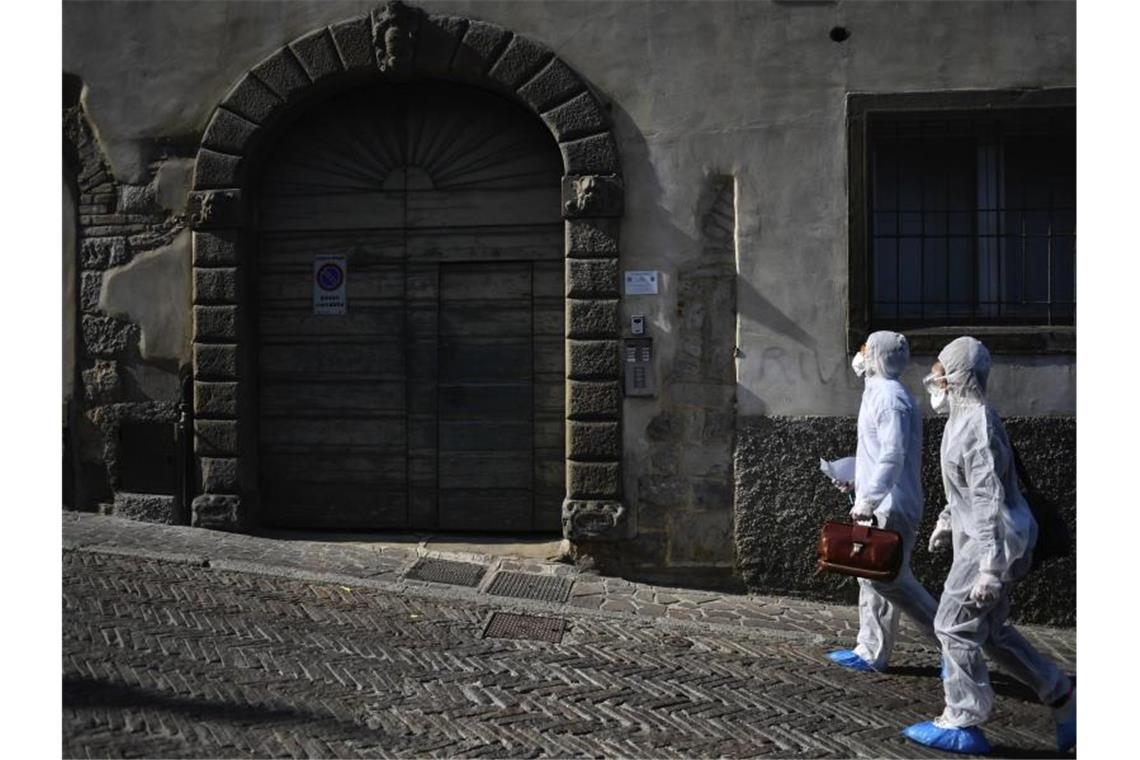 Hausbesuche im norditalienischen Bergamo, einer Region, die von der Corona-Krise am heftigsten betroffen ist. Noch gibt es keine gemeinsame finanzpolitische Krisenhilfe, auf die sich die EU-Länder hätten einigen können. Foto: Claudio Furlan/LaPresse/dpa