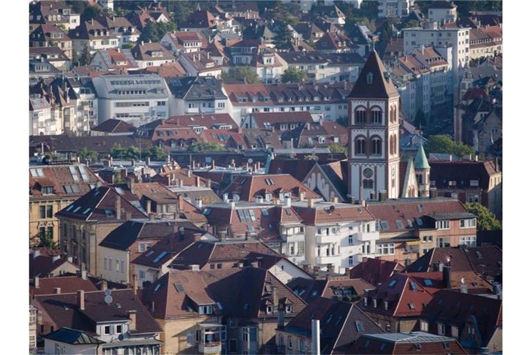 Hausdächer sind im Stuttgarter Stadtteil West zu sehen. Foto: Marijan Murat/dpa/Symbolbild