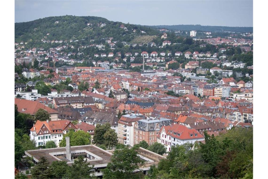 Hausdächer sind in einem Innenstadtbezirk der baden-württembergischen Landeshauptstadt zu sehen. Foto: Marijan Murat/dpa/Archivbild