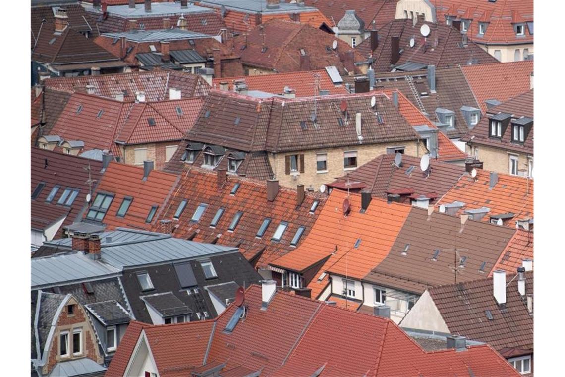 Wohnkosten machen im Südwesten ein Drittel der Ausgaben aus Hausdächer sind in einem Innenstadtbezirk der baden-württembergischen Landeshauptstadt Stuttgart zu sehen. Foto: Marijan Murat/dpa/Archivbild