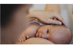 Hausgeburten oder gar „Alleingeburten“ bringen ein erhöhtes Risiko mit sich (Symbolbild/Archiv) – erst eine halbe Stunde nach der Niederkunft soll der Notarzt gerufen worden sein.