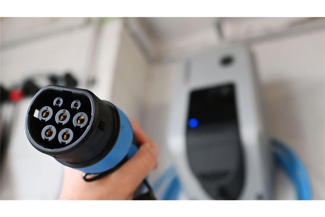 Studie: Haushalte werden wichtiger für Stromnetz-Stabilität Haushalte mit eigener Erzeugung etwa durch Solaranlagen, Wärmepumpen oder Heimspeichern seien ein zentraler Hebel für die Kosteneffizienz des Systems. (Symbolbild)