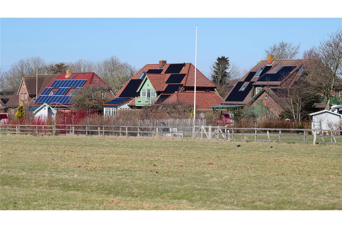 Haushalte mit PV-Anlagen sollen sich künftig stärker an der Netzfinanzierung beteiligen. (Symbolbild)