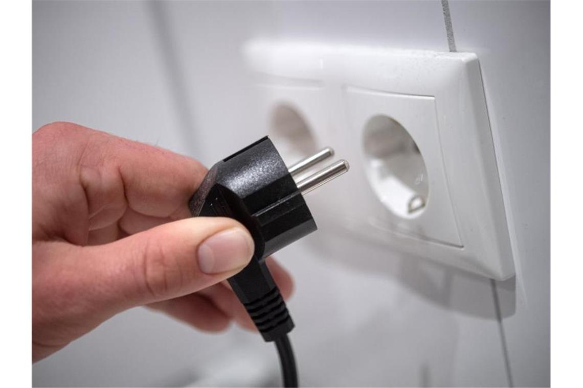 Höhere CO2-Preise: Experten fordern Entlastungen für Bürger Haushaltsstrom ist nirgendwo in Europa so teuer wie in Deutschland. Foto: Sina Schuldt/dpa